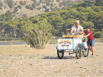 Cem Yılmaz gazozcu oldu!