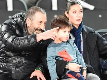 Cem Yılmaz ve Ahu Yağtu basket maçına gitti ama...