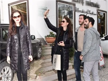 Fahriye Evcen'in selfie tutkusu!