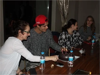 'Kiralık Aşk' setinde sürpriz doğum günü!