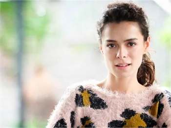 Özge Özpirinççi aşkının yanından kaçtı