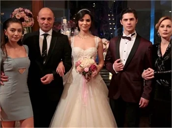 Burak Özçivit ile Neslihan Atagül'le harmandalı oynadı