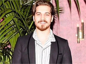 Çağatay Ulusoy, Los Angeles'ta pijama partisinde!