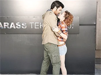 Açelya Topaloğlu ile Can Yaman'ın set aşkı gerçek oldu