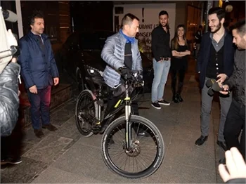 Serdar Ortaç: Millet Ferrari'ye biner, ben bisiklete...