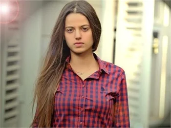 'Paramparça' dizisinin Cansu’su Leyla Tanlar bilinmeyenleri anlattı