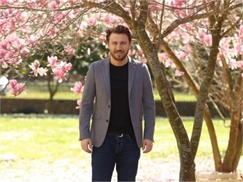 Poyraz Karayel'e sürpriz yakışıklı