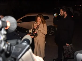 Burcu Biricik'i muhabirlerden nişanlısı kaçırdı!