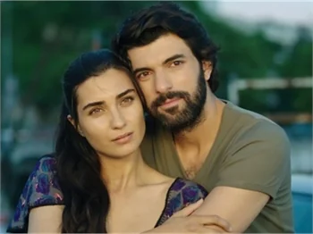 Tuba Büyüküstün ve Engin Akyürek'li Kara Para Aşk rekora koşuyor!