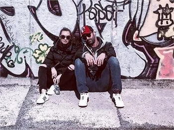Birce Akalay ile Sarp Levendoğlu'ndan Berlin'de aşk pozu!