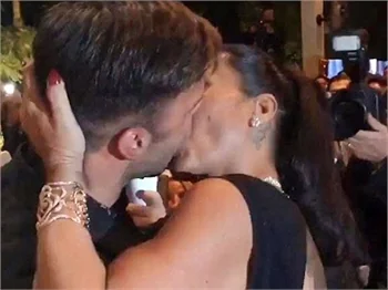 Ricky Martin kadın hayranıyla öpüşürse..