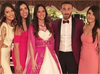 Beşiktaşlı futbolcu Cenk Tosun evlilik yolunda ilk adımı attı!