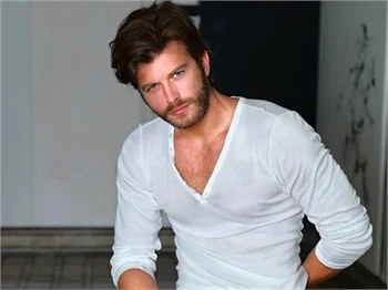 Kıvanç Tatlıtuğ yeni dizinin müjdesini verdi