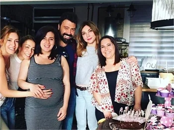 'Baby shower' modasına Burcu Gönder de uydu