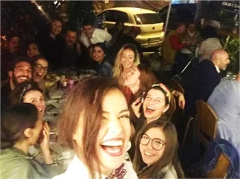 Güzel oyuncu doğum gününü kebapçıda kutladı