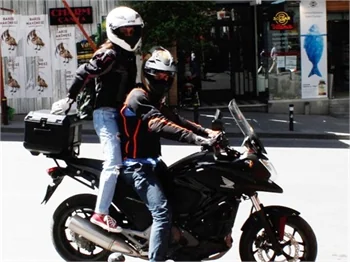 Hande Soral ile sevgilisinin motosiklet keyfi