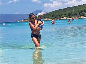 Ece Erken oğluyla tatilde