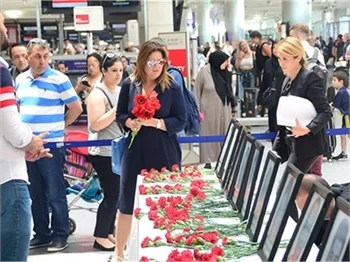Sibel Can Atatürk Havalimanı'nda gözyaşlarını tutamadı