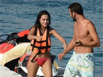 Güzel oyuncudan Jet-ski şov!