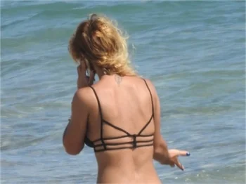 Kendi, Çeşme'de tatilde