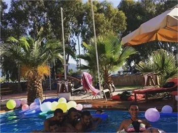 Hande Subaşı eski eşiyle havuz partisinde