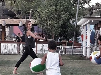 Çağla Şıkel sahilde çocuklarıyla eğlendi