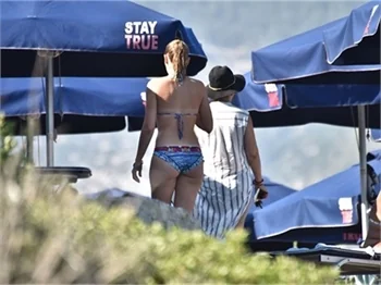 Plajda Gizem Karaca rüzgarı esti!