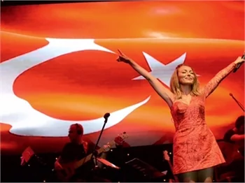 Ziynet Sali'den sahnede darbe girişimine tepki!