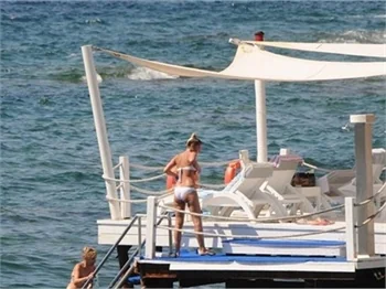 Sıla yine bikinili yakalandı!