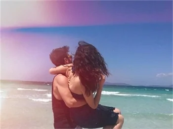 Pelin Akil ve Anıl Altan tatilde
