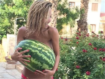 Myleene Klass'ın karpuzla verdiği poz olay oldu