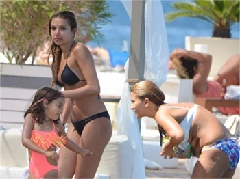 Tuğba Altıntop kızlarıyla Bodrum'da buluştu