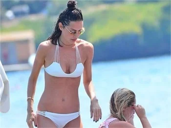 Yasemin Özilhan'ın düğün şıklığı