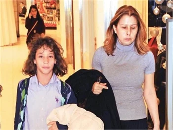 Nilüfer kızı Ayşe Nazlı ile alışverişte