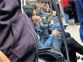 Hande Ataizi Osmanbey metrosunda