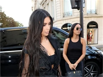 Kim Kardashian'ın kalçasını öpmeye çalıştı