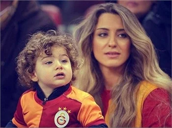 Yağmur Sarıoğlu aşkını bacağına kazıdı