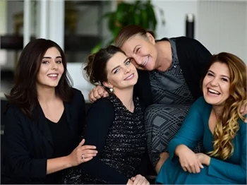 "Yeter"in neşeli güzelleri