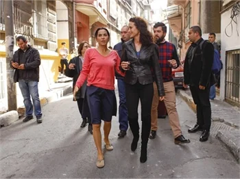 Dünyaca ünlü oyuncu Andie MacDowell, Paramparça setinde!