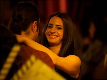 Halil Sezai Paracıkoğlu ve Büşra Pekin'den göbekli dans şovu!