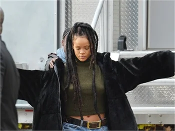 Rihanna sokağa sütyensiz çıktı