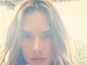 Ünlülerden makyajsız selfie'ler