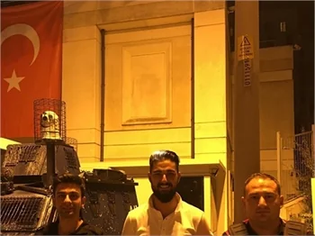 Ünlüler polislerin yanında!