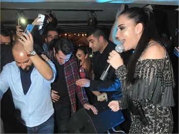 Merve Özbey ve Erdem Kınay saldırı sonrası kısa kesti