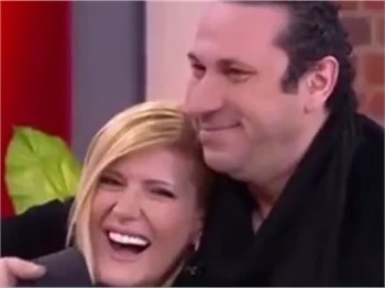 Ünlü sunucu Özge Uzun'a canlı yayında evlenme teklifi!