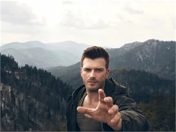 Kıvanç Tatlıtuğ Hollywood yıldızlarını geride bıraktı