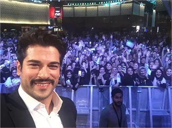 Burak Özçivit'e yaklaşmanın bedeli 500 lira