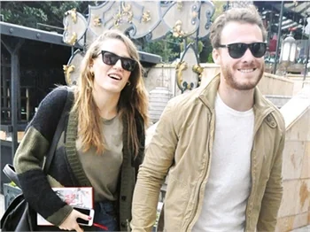 Serenay Sarıkaya, Kerem Bürsin'i yalnız bırakmadı!