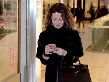 Hülya Kalyoncu arkadaşları ile Akmerkez'de...