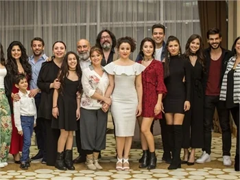 Yeni Gelin'e gala yemeği